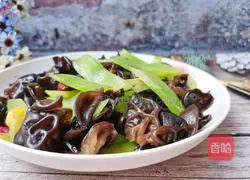Illustration of how to make fried lettuce with fungus 19