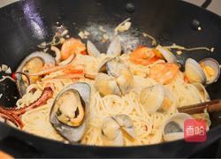 蒜香辣味海鲜意面的做法图解12