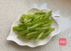 虾仁炒芹菜的做法图解2
