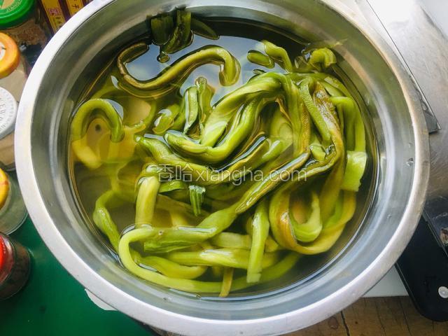 贡菜用清水浸泡一个小时。
