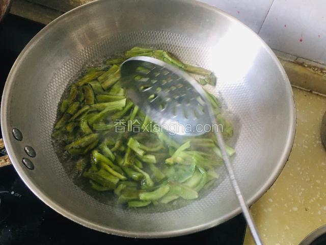 锅中水烧开，放少许盐，放入切成寸段的贡菜，焯水1分钟左右。
