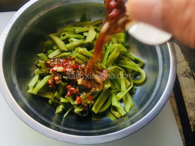 将兑好的碗汁倒入贡菜中。