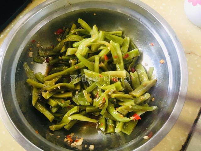 搅拌均匀，装盘即可。