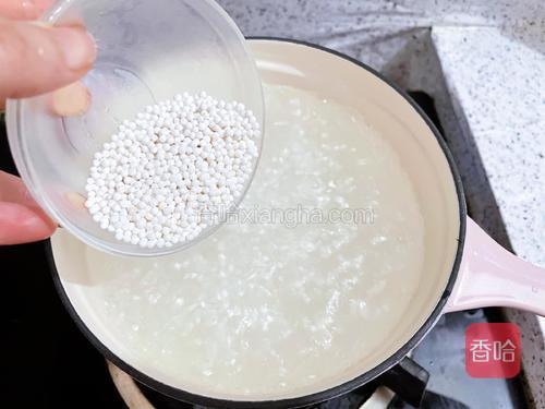 锅中烧开水，以画圈方式加入西米
