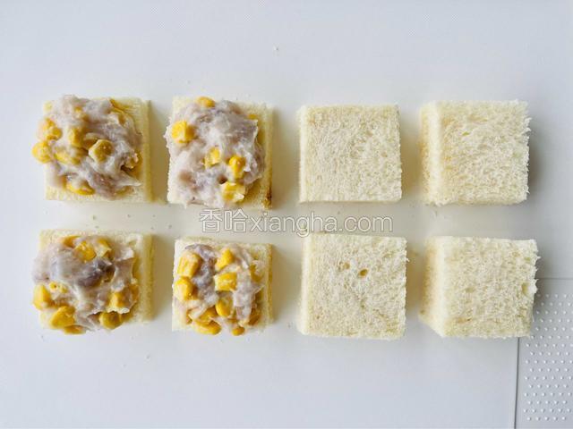 虾滑加玉米混合均匀

取适量虾滑抹到吐司片上
