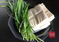 韭菜烧豆腐的做法图解1
