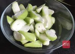 Illustration of how to make dried shrimps and loofah vermicelli soup 3