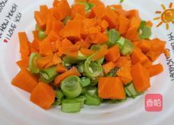 胡萝卜炒豆子的做法图解1
