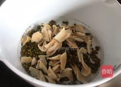 百合红枣绿豆汤的做法图解5