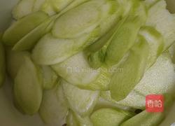 芥兰梗炒肉的做法图解1