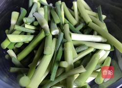 麻辣蒜苔的做法图解1