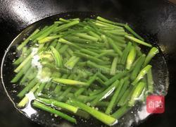 麻辣蒜苔的做法图解2