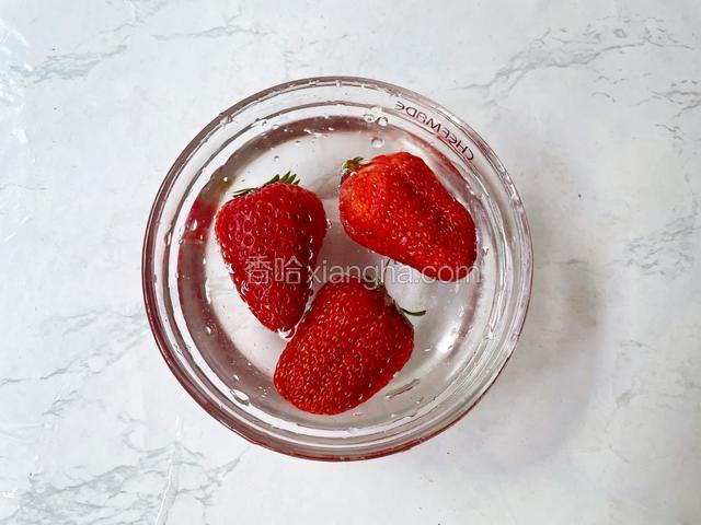 草莓用盐水浸泡洗净备用