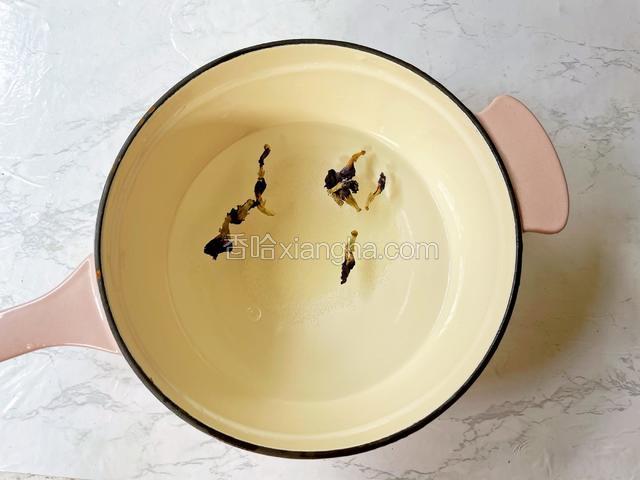 锅中加入清水+白糖+蝶豆花