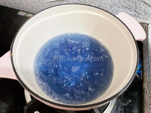 再次煮沸后关火，晾至温热
