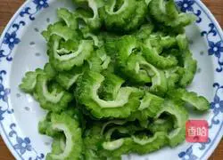 Illustration of how to stir-fry bitter melon 2