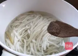 Illustration of how to make shredded pork and vegetables noodles 8