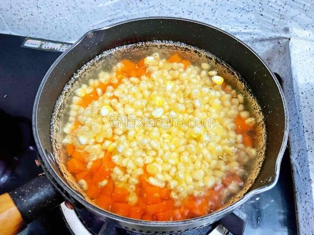 锅中烧开水，放入胡萝卜和玉米焯熟