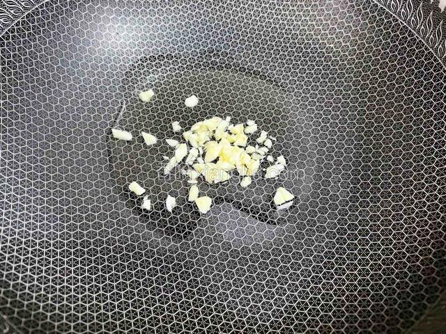 锅中倒入适量的食用油烧热，放入蒜末爆香