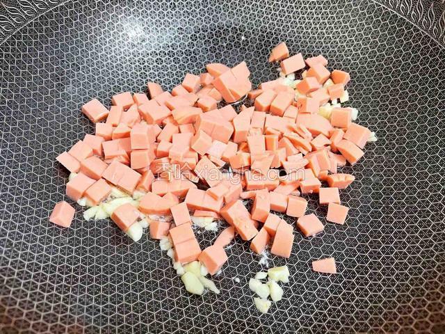 加入火腿肠炒至微黄