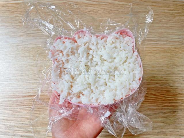 模具铺上保鲜膜，加入米饭