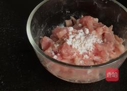 小白菜瘦肉面条的做法图解1