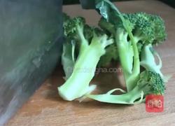 高汤西兰花的做法图解1