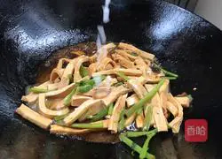 Illustration of how to make fried dried tofu with celery 11
