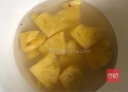 菠萝咕噜肉的做法图解1