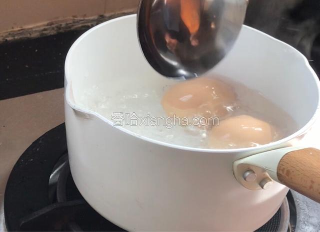 3分钟后，把鸡蛋轻轻敲破外壳，再煮2分钟以上