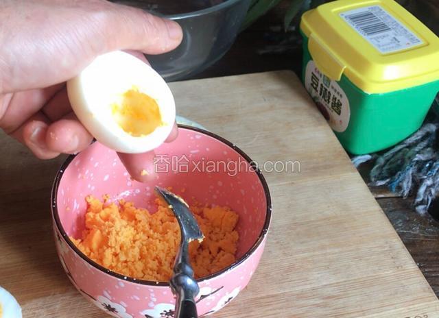 在一侧切下一小片蛋白，掏出蛋黄炒饭用（不炒饭就不用掏）