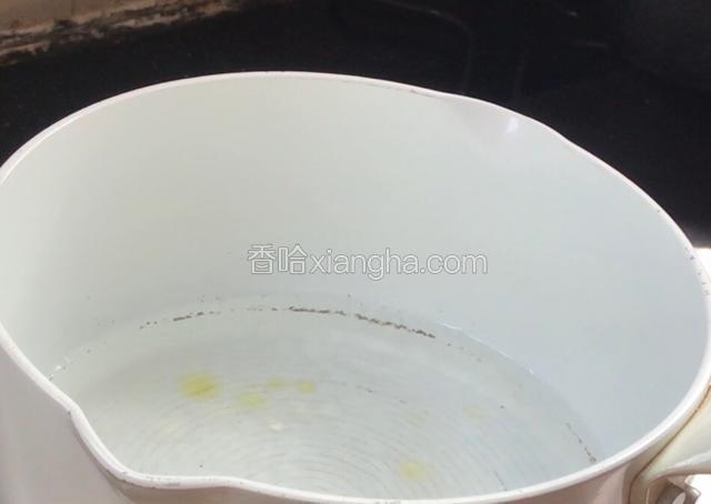 起锅烧开水，加少许盐和油