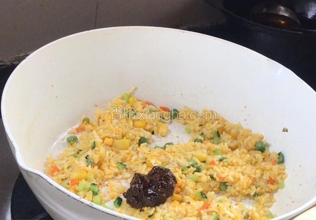 加入豆瓣酱炒匀至香