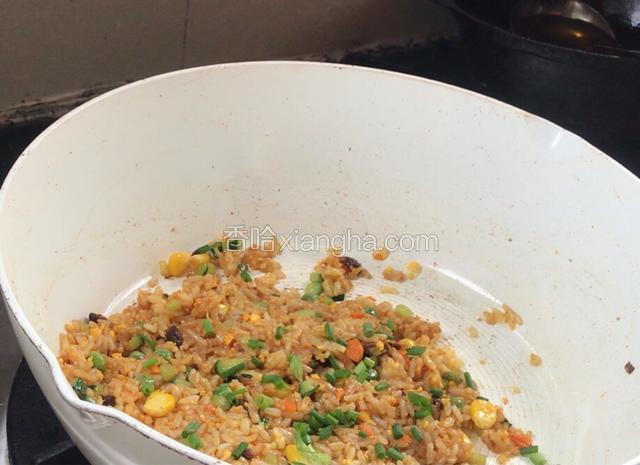 加入葱花炒匀即可