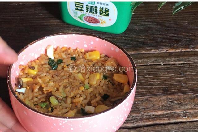 出锅装入碗中，压实