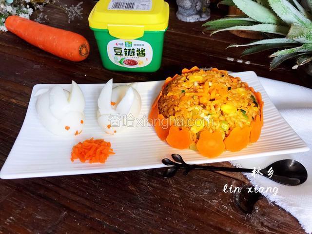 剩下的一点放在米饭上做点缀，把胡萝卜小兔子摆在米饭周边即可