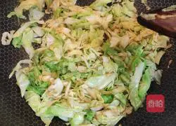 Illustration of how to make cabbage and egg fried pancakes 7