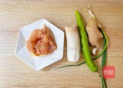 杏鲍菇炒鸡丁的做法图解1