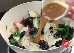 Illustration of how to stir-fry vermicelli with fungus 15
