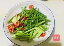 过油肉炒蒜苔的做法图解1