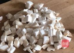 杏鲍菇炒鸡丁的做法图解2