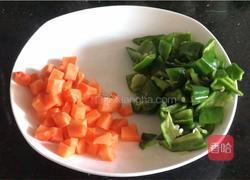 杏鲍菇炒鸡丁的做法图解3