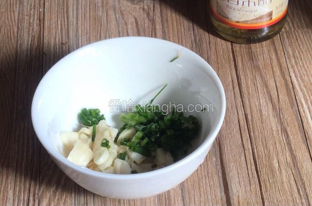 葱蒜备好，装入碗中