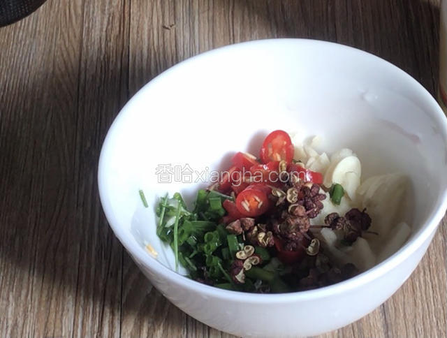 加入小米辣和花椒粒