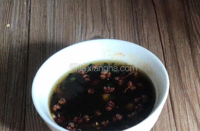 加入所有的调料拌匀备用