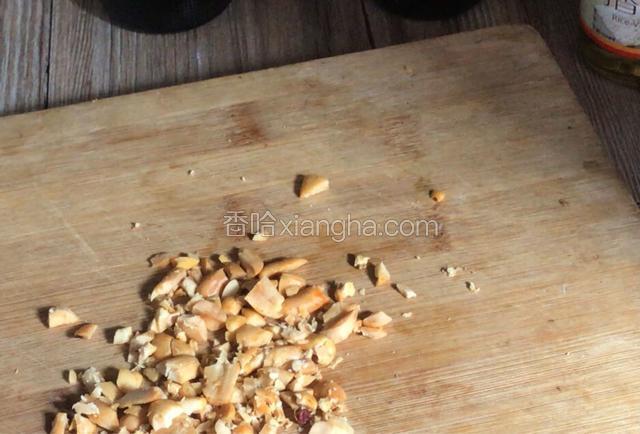 熟花生压碎备用