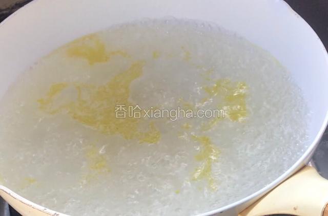 起锅烧开水，放入少许盐和油