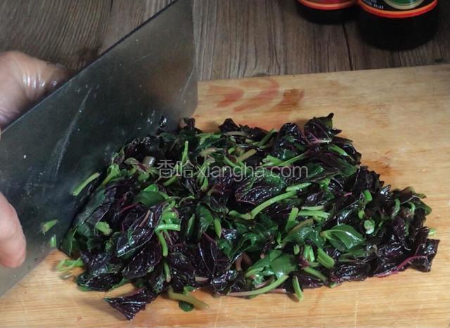 捞出沥干水分，切碎