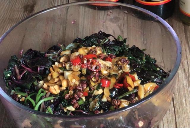 装入大碗中，加入熟花生碎和调好的料汁拌匀