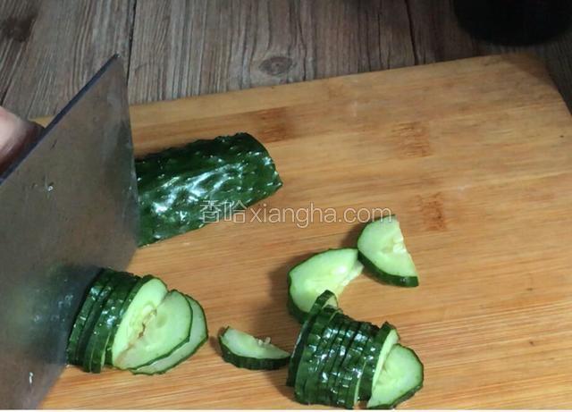 黄瓜洗净去蒂，切成自己喜欢的形状